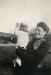 845150 Afbeelding van mw. Mien Bruinsma-Magielse met haar zoontje Johnny bij hert vogelverblijf in het Park van Kol te ...